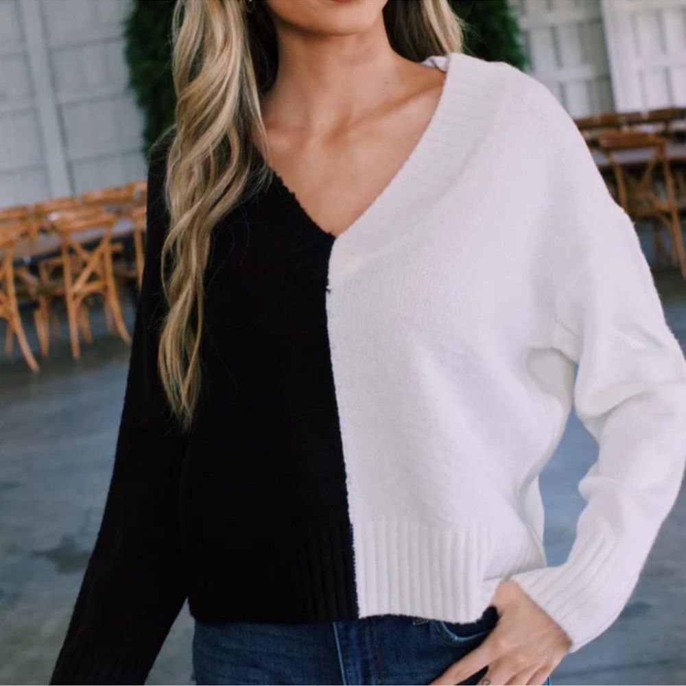 RD Style Black/White V-Neck Sweater in black & white, Size Medium